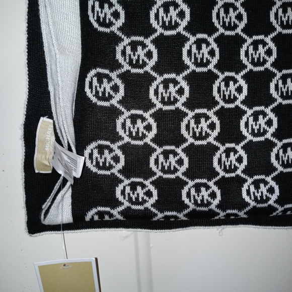 SWEATER SCARF BY MICHAEL KORS - Picture 2 of 2